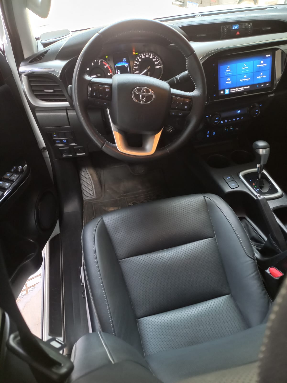 TOYOTA HILUX 4X4 2.8 TDI SRX DIESEL AUT. *SÓ 11.000 KM Ano 2025 - Image 9