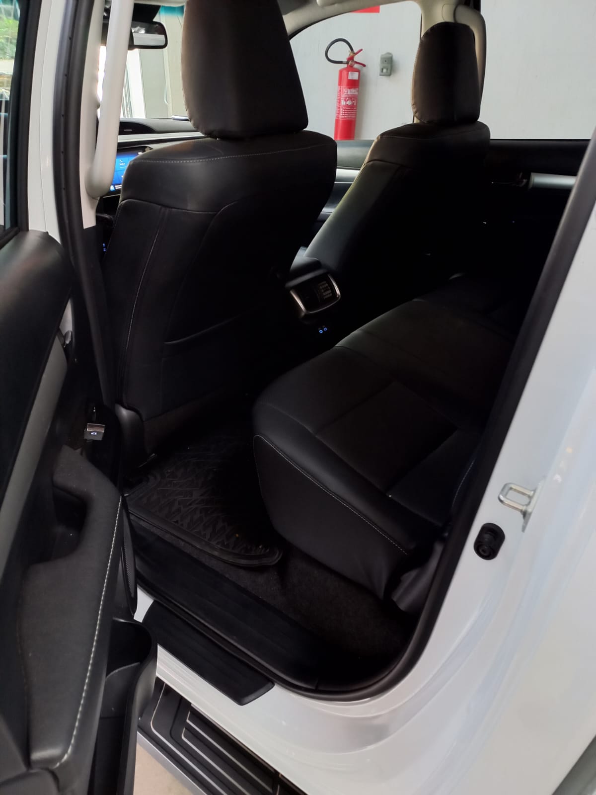 TOYOTA HILUX 4X4 2.8 TDI SRX DIESEL AUT. *SÓ 11.000 KM Ano 2025 - Image 7