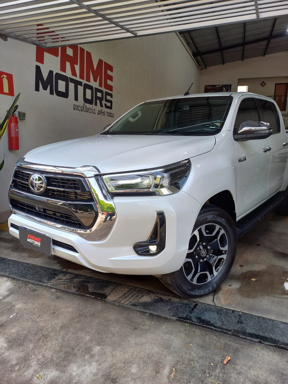 TOYOTA HILUX 4X4 2.8 TDI SRX DIESEL AUT. *SÓ 11.000 KM Ano 2025 - Image 4