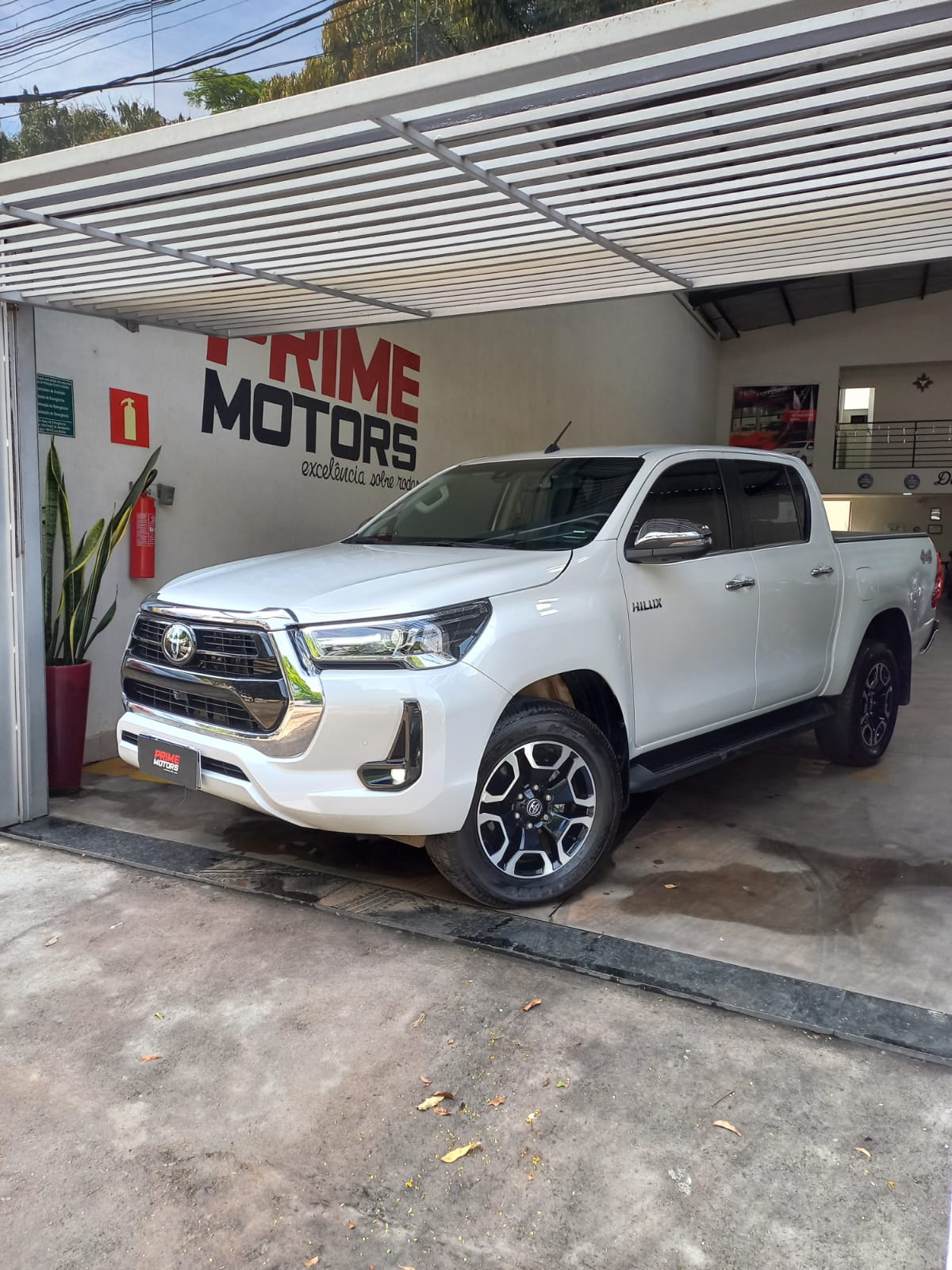 TOYOTA HILUX 4X4 2.8 TDI SRX DIESEL AUT. *SÓ 11.000 KM Ano 2025